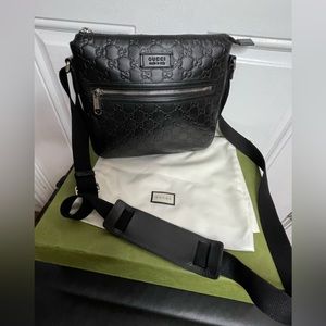 New season Gucci Signature Zip Messenger Bag Guccissima Leather Small Black